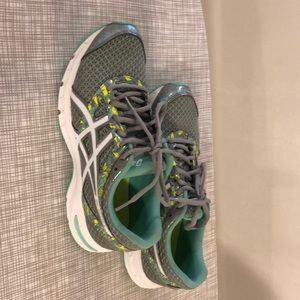 Women Asics gel excite size 9